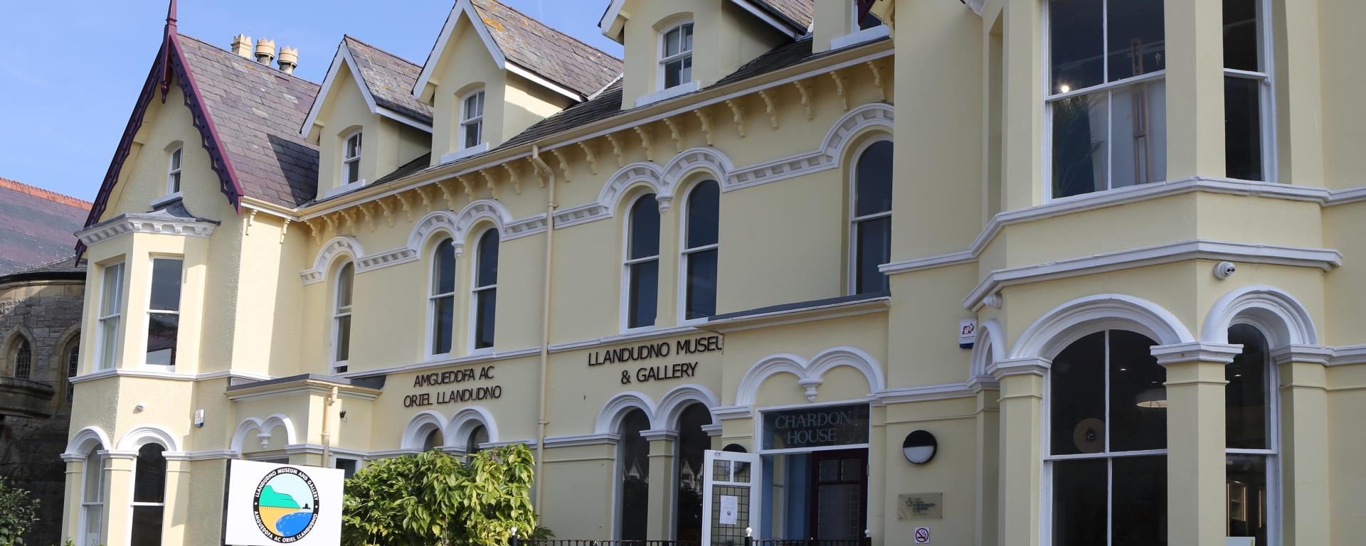 Cwrdd â Swyddog Llysgenhadon Twristiaeth Conwy yn Amgueddfa ac Oriel Llandudno